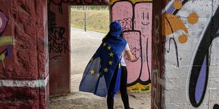 Junge mit Europaflagge als "Cape"