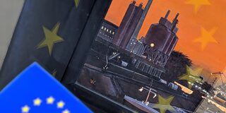 Industrielandschaft mit verschwommener EU Fahne