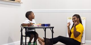 Mutter und Kind beim Malen und Basteln