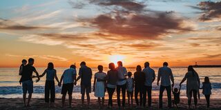 Familien im Sonnenuntergang