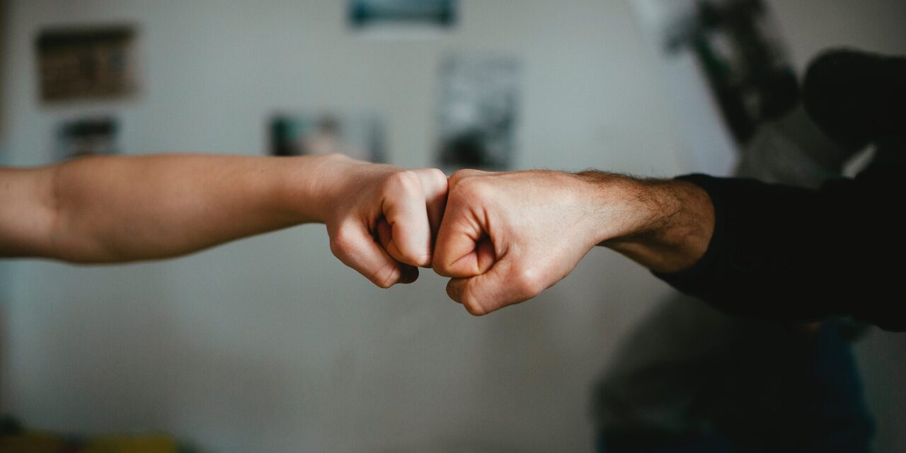 2 Hände, die einen Fist Bump machen