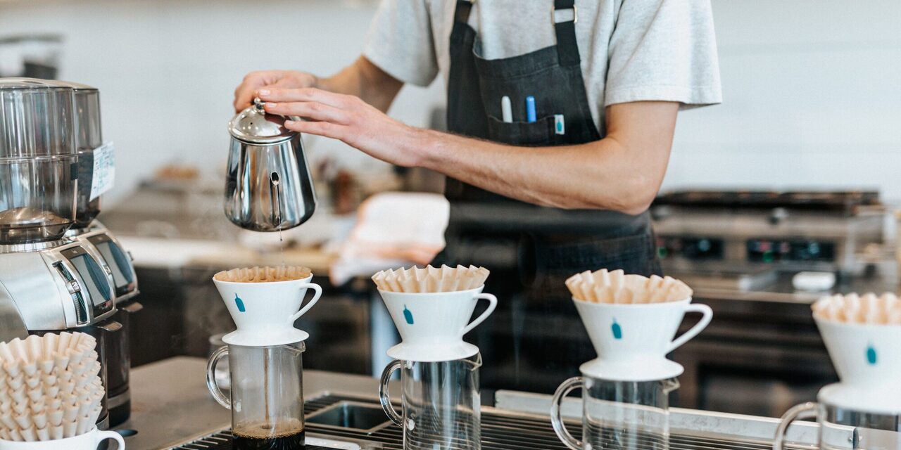 Bild eines Cafés von innen; zu sehen sind Kaffegläser mit Filtertüten
