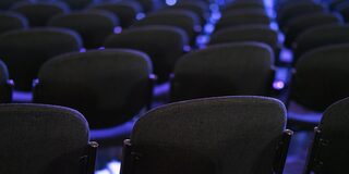 Ausschnitt eines bestuhlten Saals