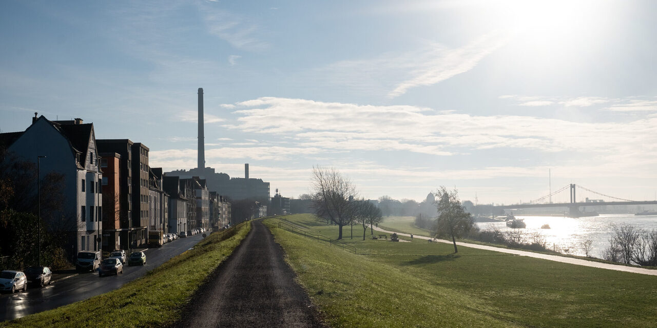 Hochwasserschutzdeich in Duisburg-Laar