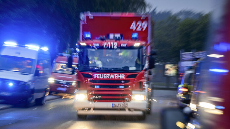 Großbrand auf dem Werksgelände der Firma Grillo in Duisburg-Marxloh
