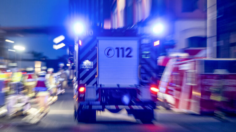 Großbrand auf dem Werksgelände der Firma Grillo in Duisburg-Marxloh