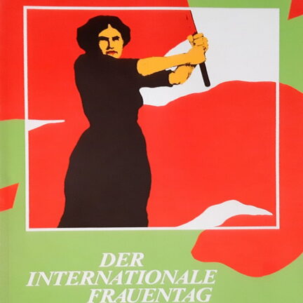 Eine Frau hält eine Fahne hoch und ruft zum Internationalen Frauentag auf