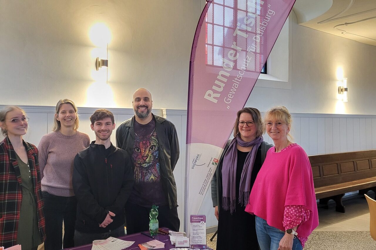 Yasin Güler und Abdel Karim am Stand des Runden Tisches "Gewaltschutz für Duisburg"