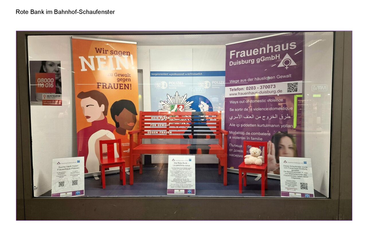 Dekoriertes Schaufenster im Duisburger Hauptbahnhof