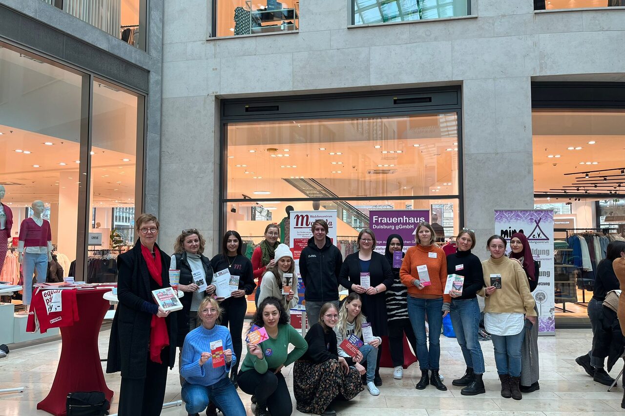 Gruppenbild zum 8. März 2023 im FORUM mit Frau Zander und Herrn Jahnke (Klepierre)
