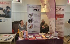 Der Stand des Runden Tisches "Gewaltschutz für Duisburg" zum Tag der Kriminalitätsopfer in der Marienkirche Duisburg