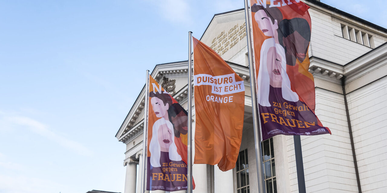 Drei Fahnen wehen vor dem Stadttheater