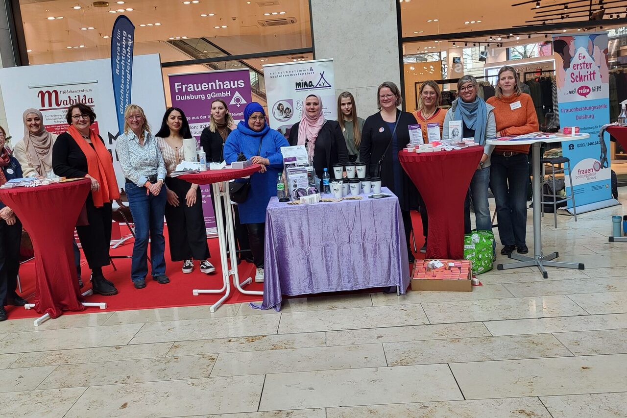Infostände des Runden Tisches "Gewaltschutz für Duisburg" im FORUM Duisburg