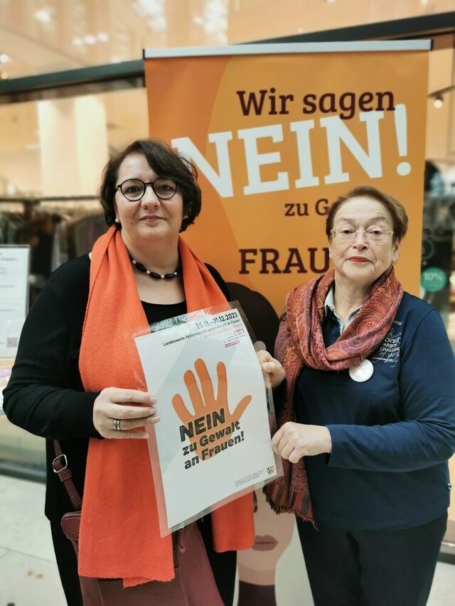 Infostände des Runden Tisches "Gewaltschutz für Duisburg" im FORUM Duisburg