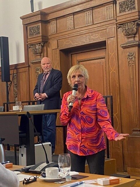 Petra Welz (Moderatorin) und Alexander Korittko (Dozent für Psychotraumatologie)