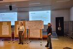 Anika Walther und Lea Dietrich stellen die Ergebnisse von Thementisch 2 vor