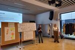 Anika Walther und Lea Dietrich stellen die Ergebnisse von Thementisch 2 vor