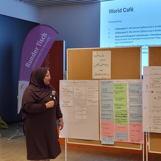 Hayfa Hachemi stellt die Ergebnisse von Thementisch 3 vor