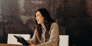 junge, arbeitende Frau