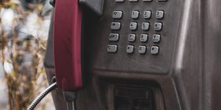 Ein Münztelefon zum Kontaktieren