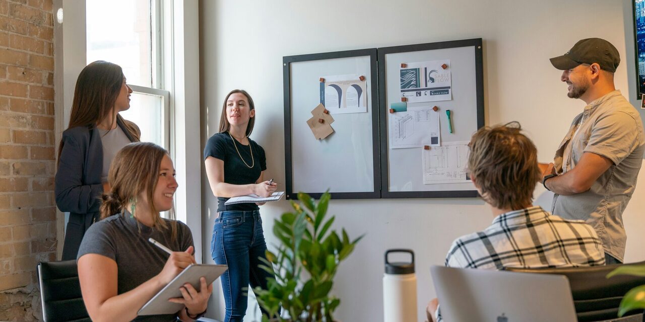 Gruppe Auszubildende im Büro