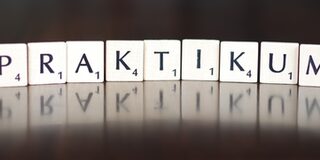 Buchstaben bilden das Wort Praktikum