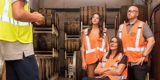 Eine Rollstuhlfahrerin in einem Betrieb