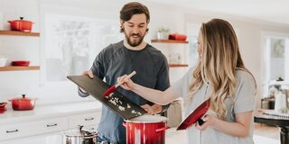 Junger Köchin wird etwas erklärt