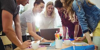 Leute besuchen einen Workshop