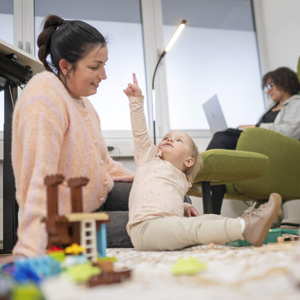 Mutter mit Kindern im Büro