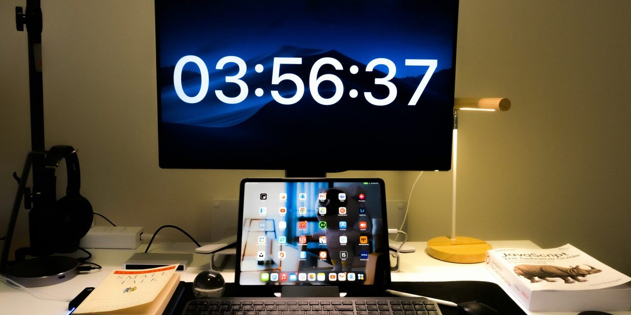 Bildschirm mit Uhrzeit