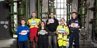 Junge Menschen halten Piktogramme social media hoch