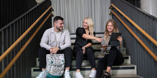 Junge Menschen mit Laptop