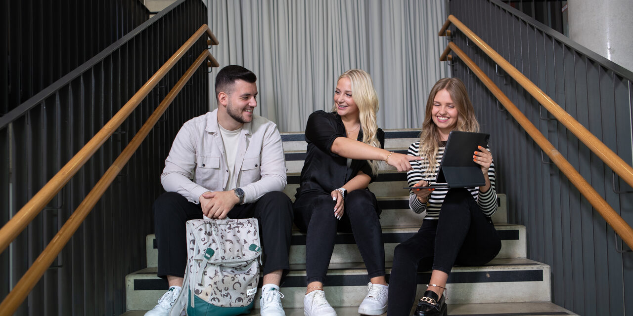 Junge Menschen mit Laptop