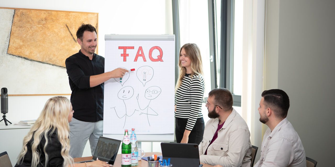 Junger Mann erklärt am Flipchart