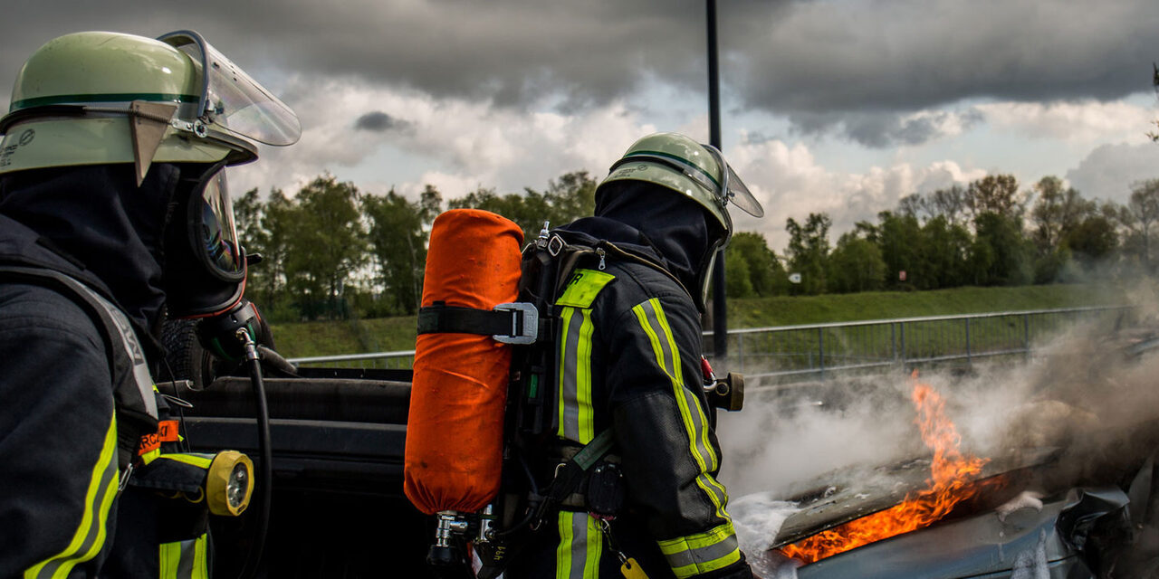 Feuerwehrleute löschen