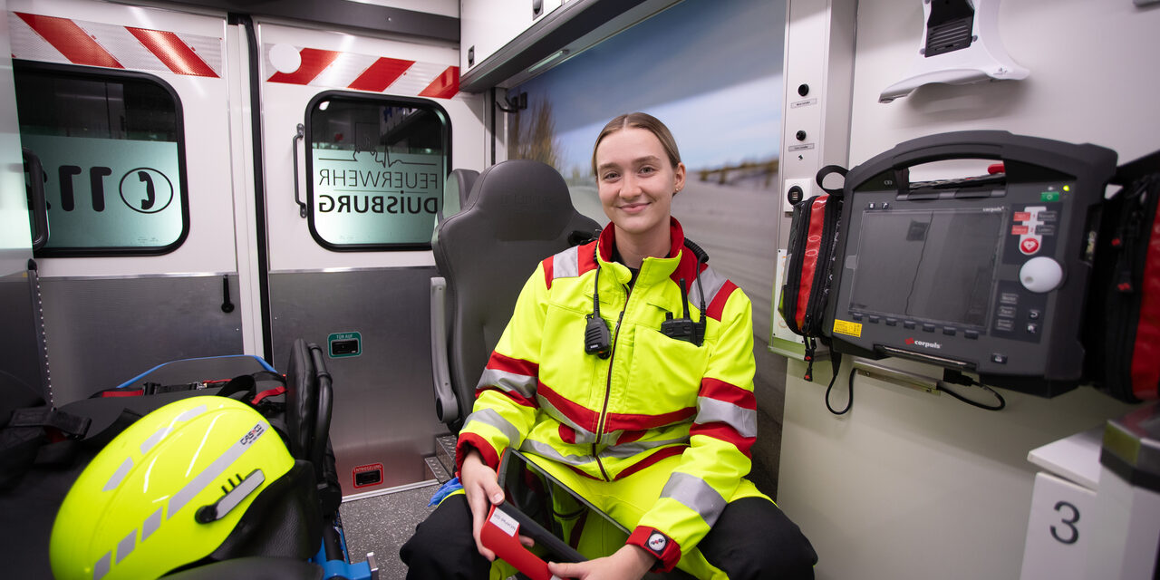 Notfallsanitäterin im Rettungswagen