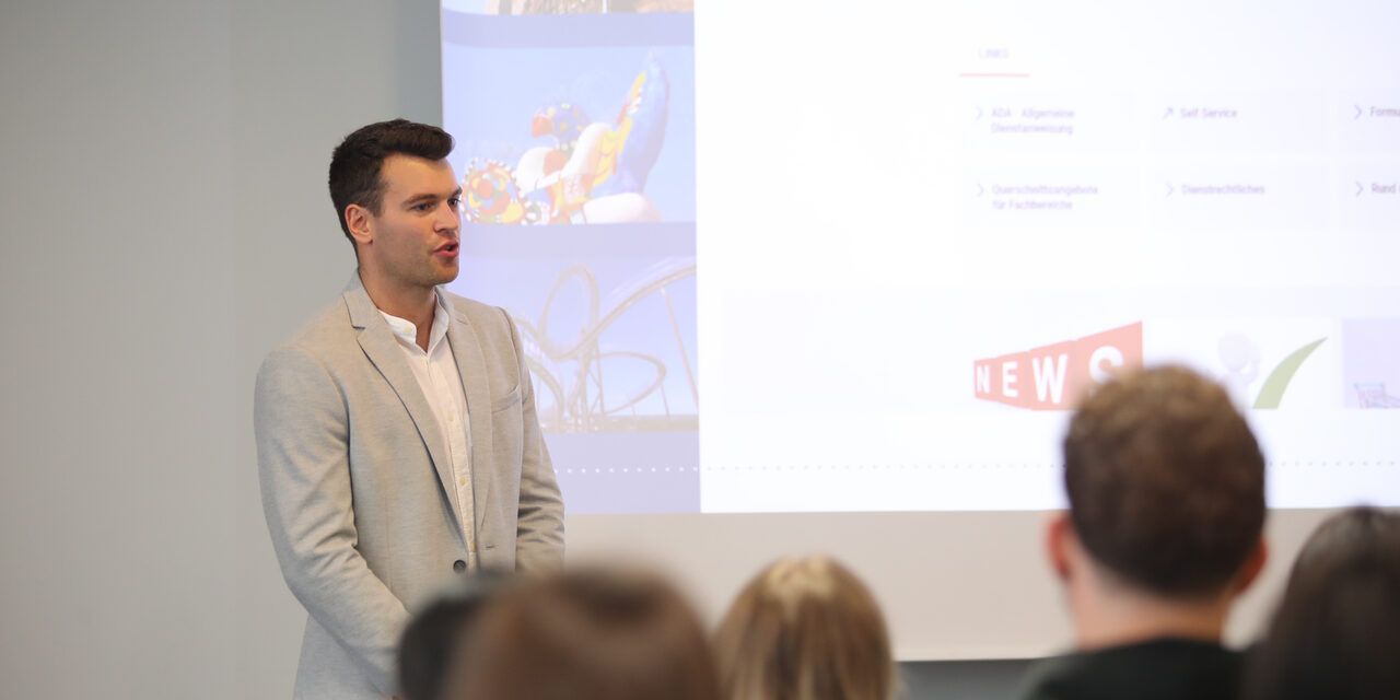 Ein junger Mann präsentiert