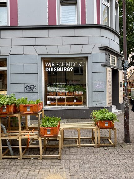 Austausch im Pop-Up-Teehaus der IGA in Duisburg Hochfeld
