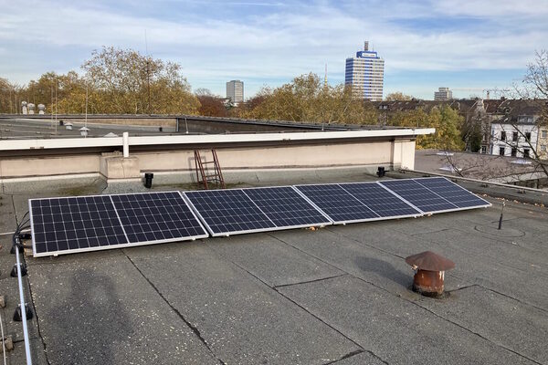 Solaranlagen von PV2School auf dem Dach des Steinbart-Gymnasiums