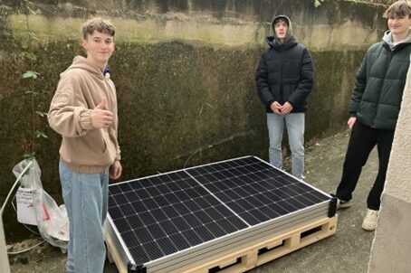 Schüler unterstützen beim Einlagern der PV2School-Anlagen