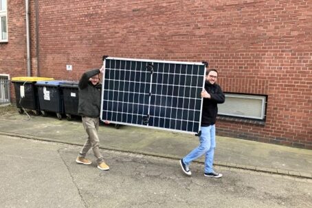 Die PV2School-Anlagen werden getragen und eingelagert