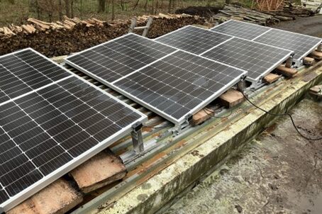 Flachdachinstallation mit Eichenbohlen ballastiert