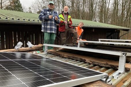 Forstamt und Matthias Klockhaus bearbeiten die Solaranlage