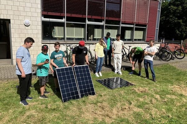 Schüler der Lise-Meitner-Gesamtschule Duisburg mit Solar-Modulen