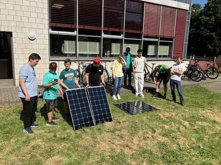 Schüler der Lise-Meitner-Gesamtschule Duisburg mit Solar-Modulen