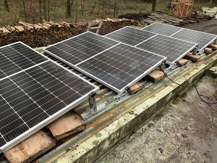 Flachdachinstallation mit Eichenbohlen ballastiert