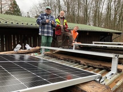 Forstamt und Matthias Klockhaus bearbeiten die Solaranlage