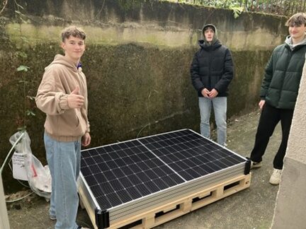 Schüler unterstützen beim Einlagern der PV2School-Anlagen