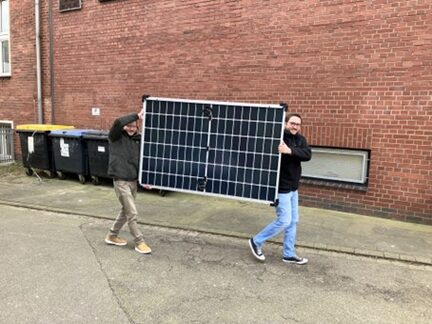 Die PV2School-Anlagen werden getragen und eingelagert